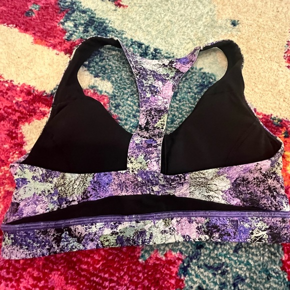 Lululemon Sports Bra w/ Pads - Size 6 - Picture 2 of 4